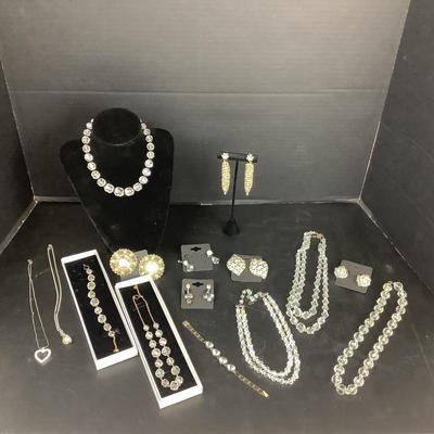 1131 Vintage Crystal Jewelry Lot