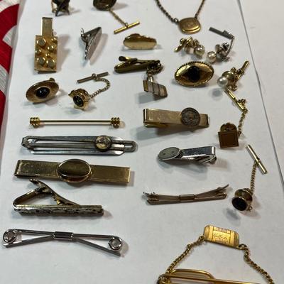 VINTAGE GENTLEMEN'S JEWELRY AND PATRIOTIC TIE