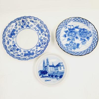 VINTAGE BLUE & WHITE PORCELAIN COLLECTABLE SAUCERS
