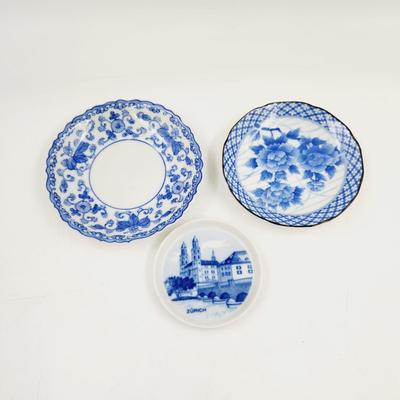 VINTAGE BLUE & WHITE PORCELAIN COLLECTABLE SAUCERS