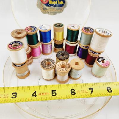 BUNDLE OF VINTAGE WOODEN SPOOLS OF THREAD