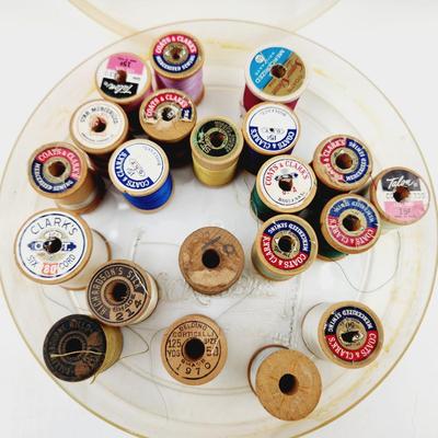 BUNDLE OF VINTAGE WOODEN SPOOLS OF THREAD