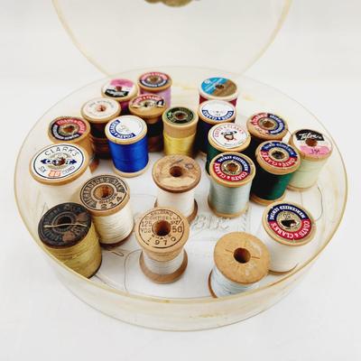 BUNDLE OF VINTAGE WOODEN SPOOLS OF THREAD