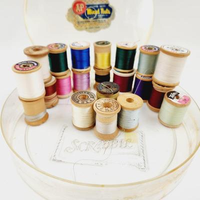 BUNDLE OF VINTAGE WOODEN SPOOLS OF THREAD