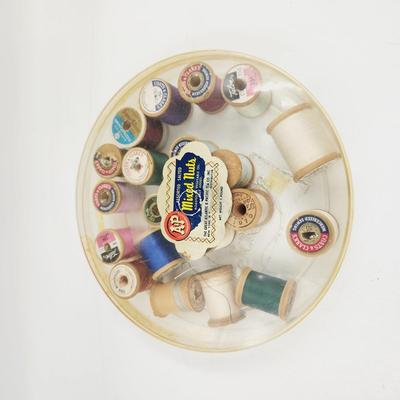BUNDLE OF VINTAGE WOODEN SPOOLS OF THREAD