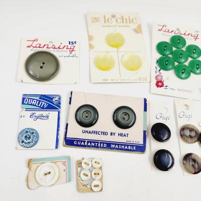 VINTAGE BUNDLE OF BUTTONS ON CARDS