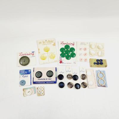 VINTAGE BUNDLE OF BUTTONS ON CARDS