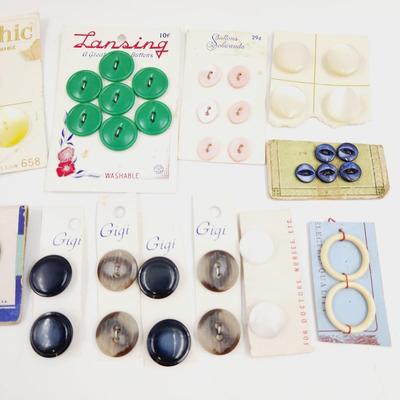 VINTAGE BUNDLE OF BUTTONS ON CARDS