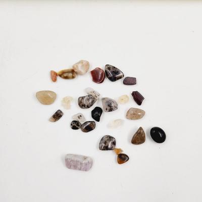 MIXTURE OF ROCK PIECES INCLUDING CRYSTAL & AMETHYST