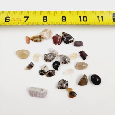 MIXTURE OF ROCK PIECES INCLUDING CRYSTAL & AMETHYST