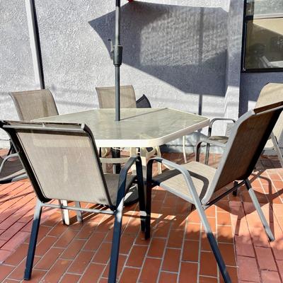 LOT 12  OUTDOOR HEXAGON GLASS TOP PATIO TABLE 6 CHAIRS & RED MARKET UMBRELLA