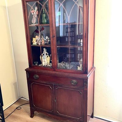 Lot 19 Duncan Phyfe Style China Cabinet Glass Doors Drawer & Storage