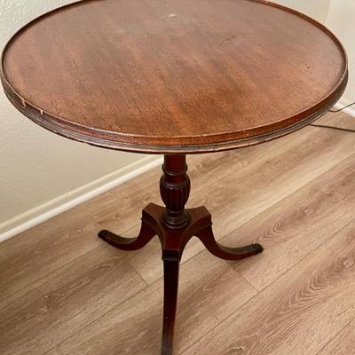 Lot 28 Vintage Oval Mahogany Spindle Table 3 Feet