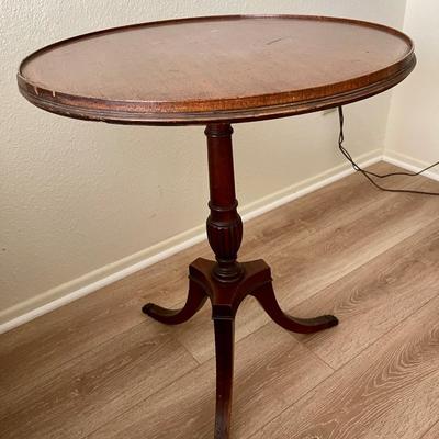 Lot 28 Vintage Oval Mahogany Spindle Table 3 Feet