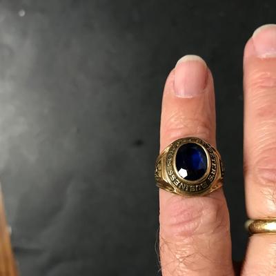 10KT GOLD CLASS RING