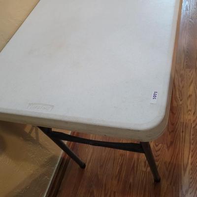 Lightweight folding table