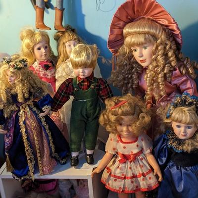 Lot of 7 Dolls, green cords