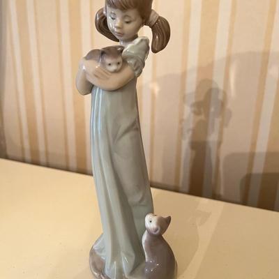 Lladro porcelain figureine Girl with cats