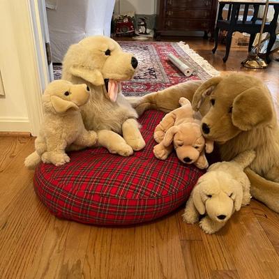 Set of 5 plush Dogs + Bed