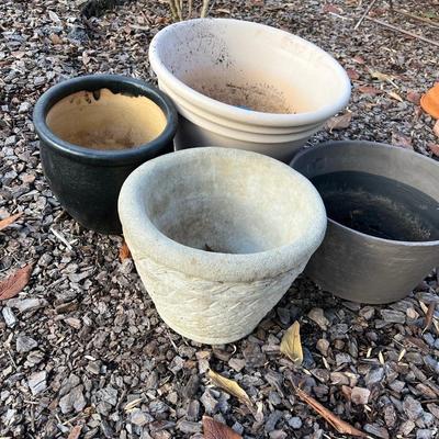 Lot of 6: 4 planter: 2, plastic one ceramic one concrete with a crack