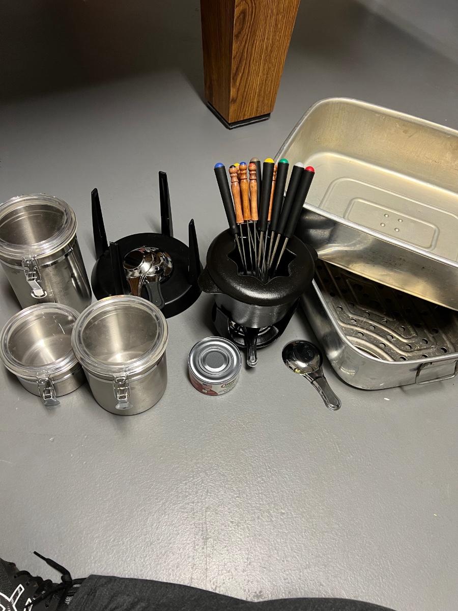 Lot 1 Fondue Set, 1 fondue base w/ parts, 3 stainless kitchen
