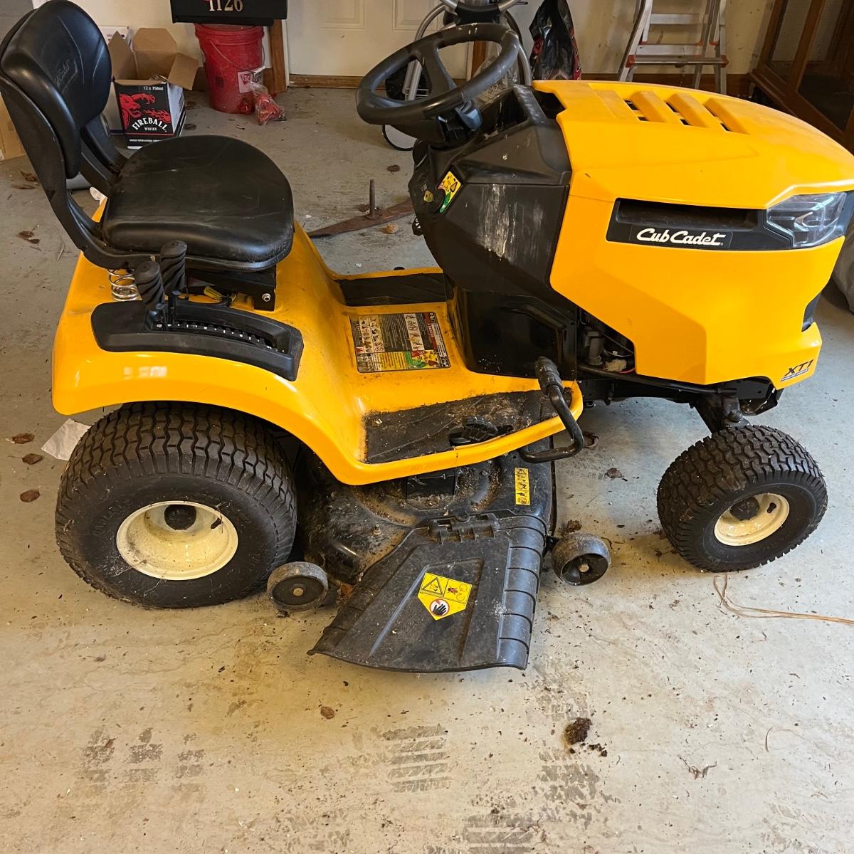 Cub Cadet XT1 Enduro Series Riding Mower (GMG)