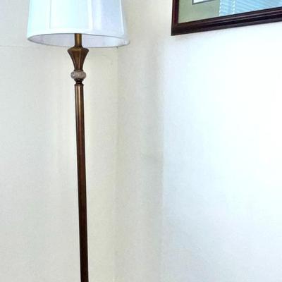 LOT 52  VINTAGE LOOK FLOOR LAMP