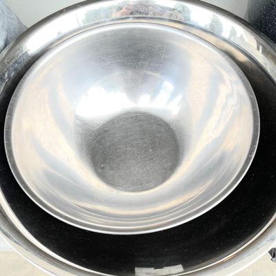 LOT 55  HOUSEHOLD CHORES GROUP #1 SIZE GALVANIZED WASH TUB GRANITE WARE STAINLESS BOWLS