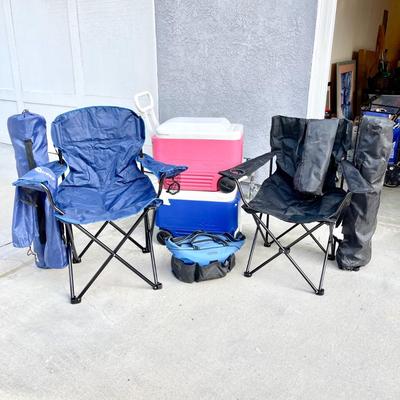 LOT 58  OUTDOOR SPECTATOR SPORTING GROUP CHAIRS COOLERS & PICNIC BAG