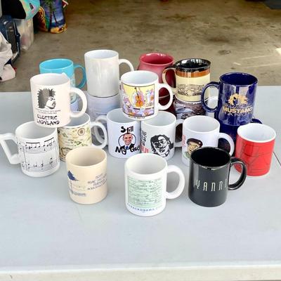 LOT 60  ASSORTMENT OF NOVELTY CERAMIC COFFEE MUGS MUSTANG RANCH POLITICAL THERMAL