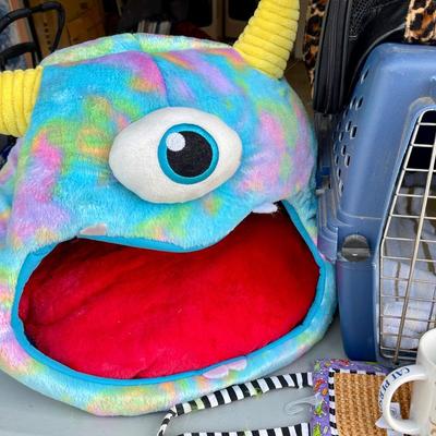 LOT 61  CAT EXTRAVAGANZA! CARRIERS BEDS TOYS