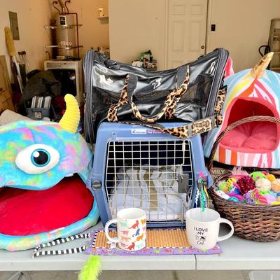 LOT 61  CAT EXTRAVAGANZA! CARRIERS BEDS TOYS