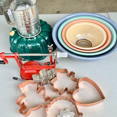LOT 65  KITCHEN GROUP PYREX MIXING BOWLS PASTA MAKER COOKIE CUTTERS