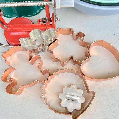 LOT 65  KITCHEN GROUP PYREX MIXING BOWLS PASTA MAKER COOKIE CUTTERS