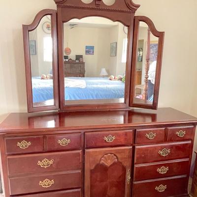 LOT 74  CONTEMPORARY REPRODUCTION MAHOGANY 10 DRAWER DRESSER W/TRI-FOLD MIRROR