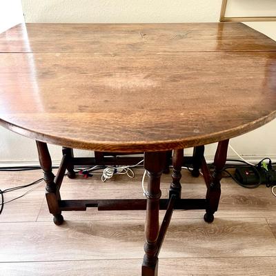 LOT 81  ANTIQUE OAK GATE LEG DROP LEAF OVAL TABLE