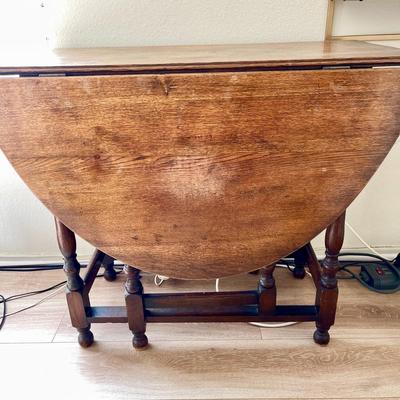 LOT 81  ANTIQUE OAK GATE LEG DROP LEAF OVAL TABLE