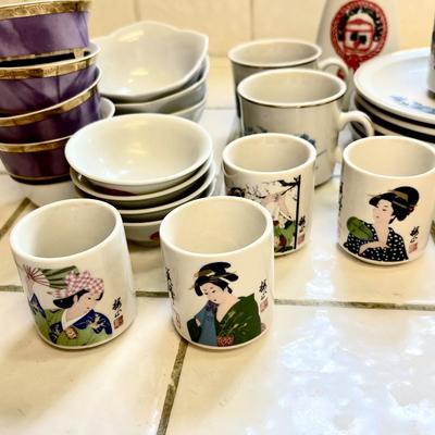 LOT 87  GROUP OF JAPANESE SAKE/TEA CUPS