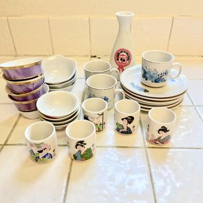 LOT 87  GROUP OF JAPANESE SAKE/TEA CUPS