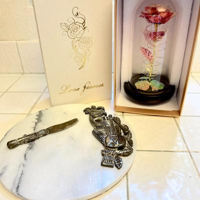 LOT 89  MARBLE CHEESE BOARD MUSICAL THEME LOVE FOREVER LED LIGHT ROSE
