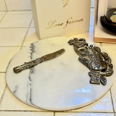 LOT 89  MARBLE CHEESE BOARD MUSICAL THEME LOVE FOREVER LED LIGHT ROSE