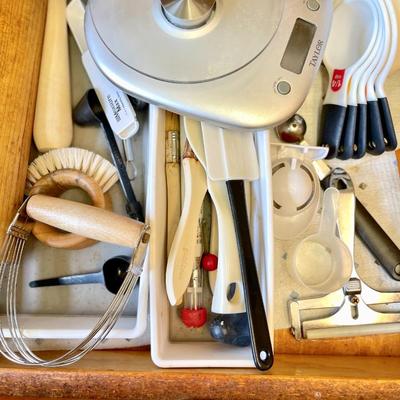 LOT 97  KITCHEN DRAWER ROLLING PIN MEASURES FOOD SCALE