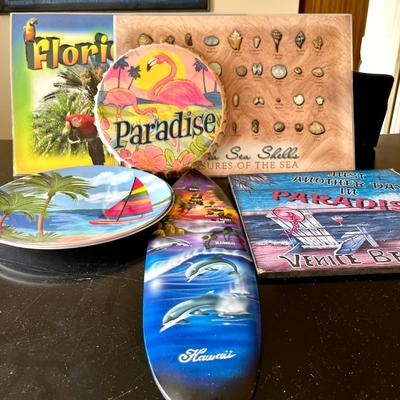 LOT 99   GROUP OF TROPICAL THEME BEACH DECOR PLACE MATS & WALL PLAQUES