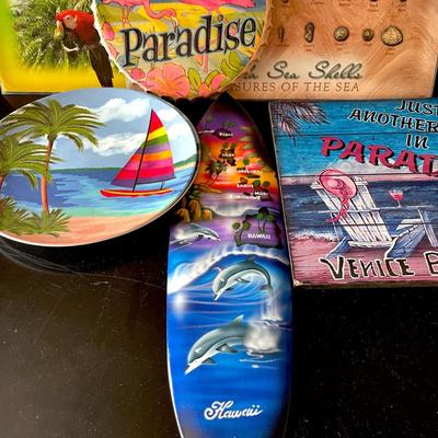 LOT 99   GROUP OF TROPICAL THEME BEACH DECOR PLACE MATS & WALL PLAQUES