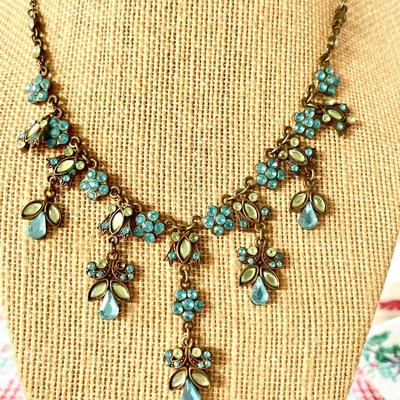 LOT 105  COSTUME JEWELRY PRINCESS NECKLACE BLUE & GREEN