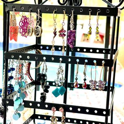 LOT 106  REVOLVING JEWELRY STAND WITH COSTUME JEWELRY PIERCED EARRINGS