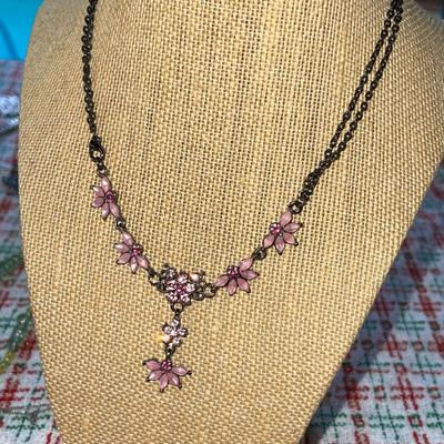 LOT 110  COSTUME JEWELRY DOUBLE STRAND CENTER DROP NECKLACE PINK FLOWERS