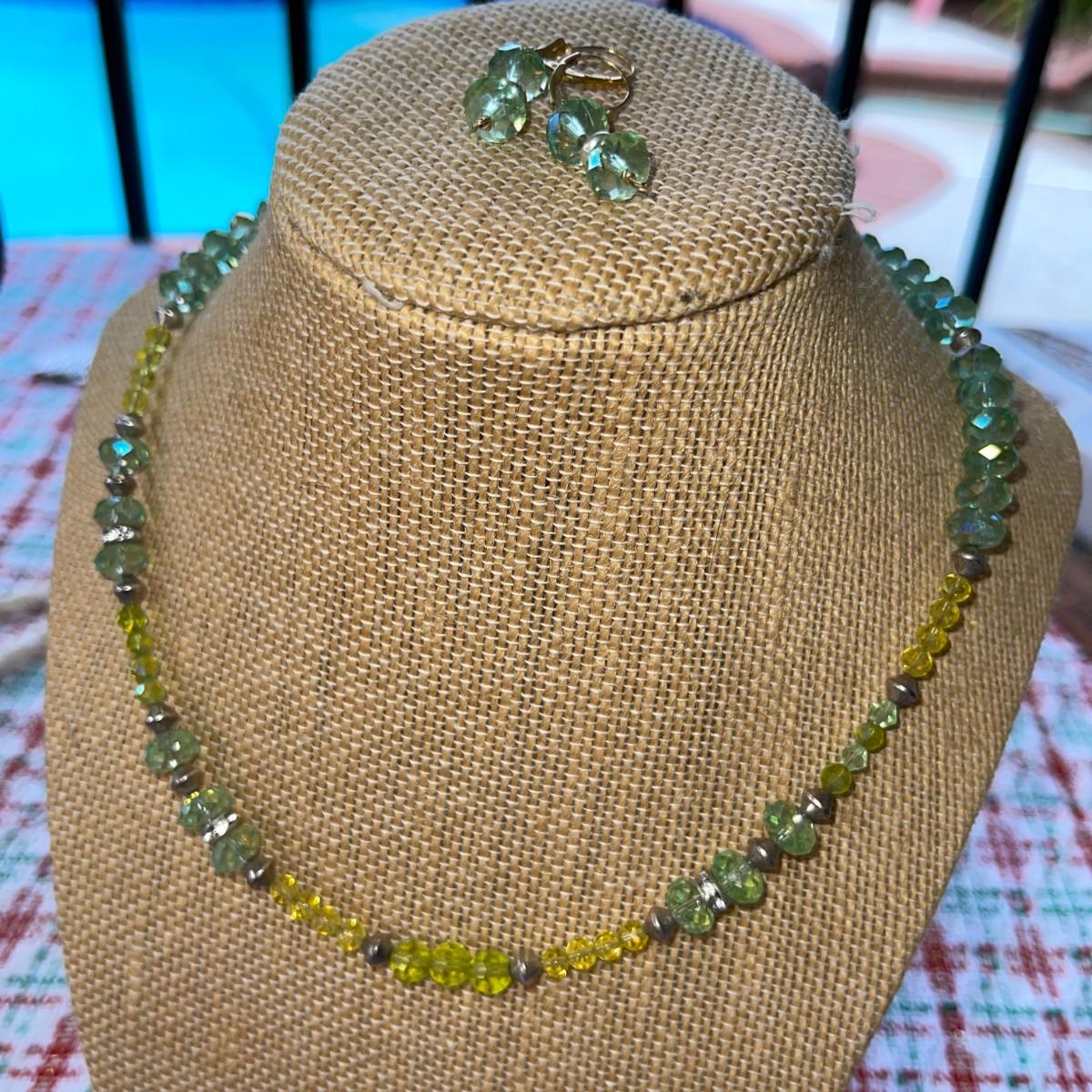 LOT 114 COSTUME JEWELRY GREEN & YELLOW CRYSTAL NECKLACE W/MATCHING EARRINGS