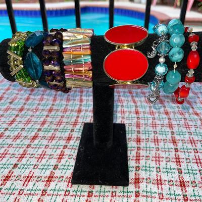 LOT 117  BRACELET BAR WITH STRETCHY BRACELETS