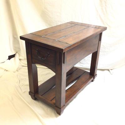 1375 Hammary Rustic Tacoma Chair Side Table